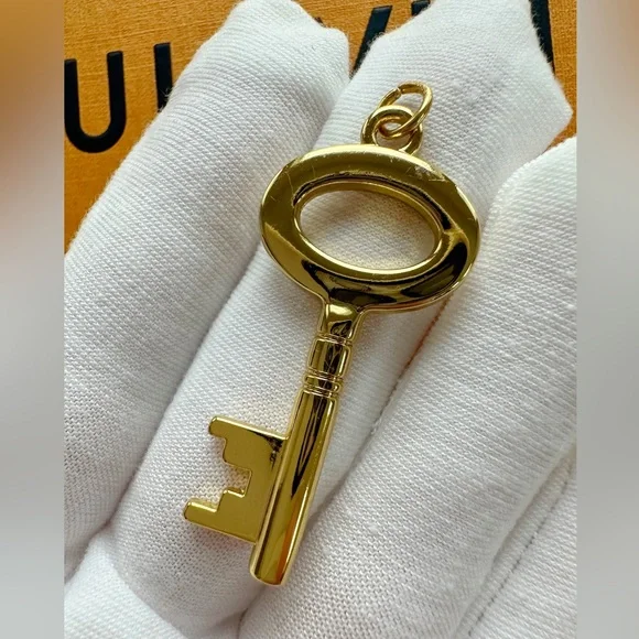 RARE AUTHENTIC LOUIS VUITTON KEY CHARM GOLD TONE PENDANT - Picture 7 of 9